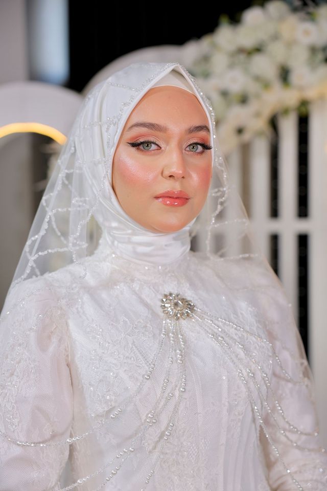 Türbanlı gelin make-up portresi, mat ışıltılı ten