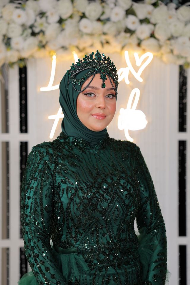 Zümrüt yeşili özel gece görünümünde türbanlı make-up portresi
