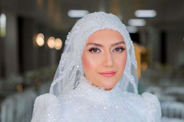 Türbanlı gelin make-up portresi, salon ışığında