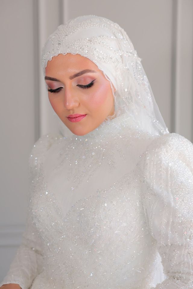 Türbanlı gelin, gözleri aşağıda — porselen ten